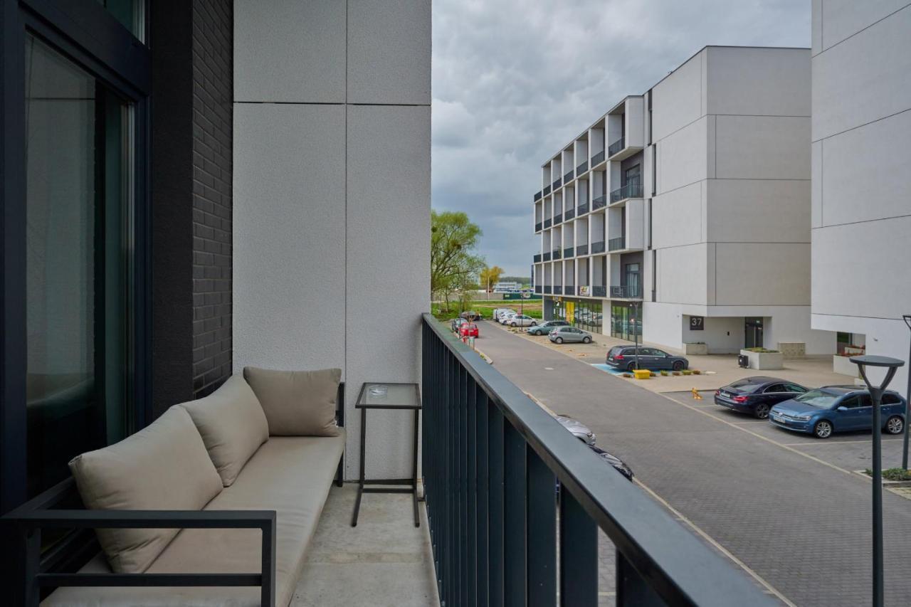 Mezzanine Studio Apartments Zarembowicza Wroclaw Airport By Renters 외부 사진